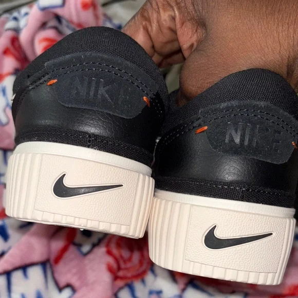 Nike women’s black and White Low-Top platform Sneakers - Picture 11 of 11